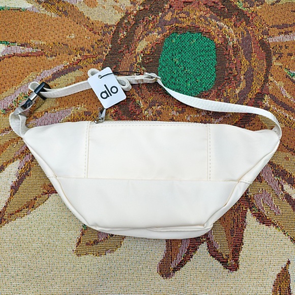 ALO Yoga Explorer Convertible Pack | 3L Nylon Waist Bag - Picture 2 of 5